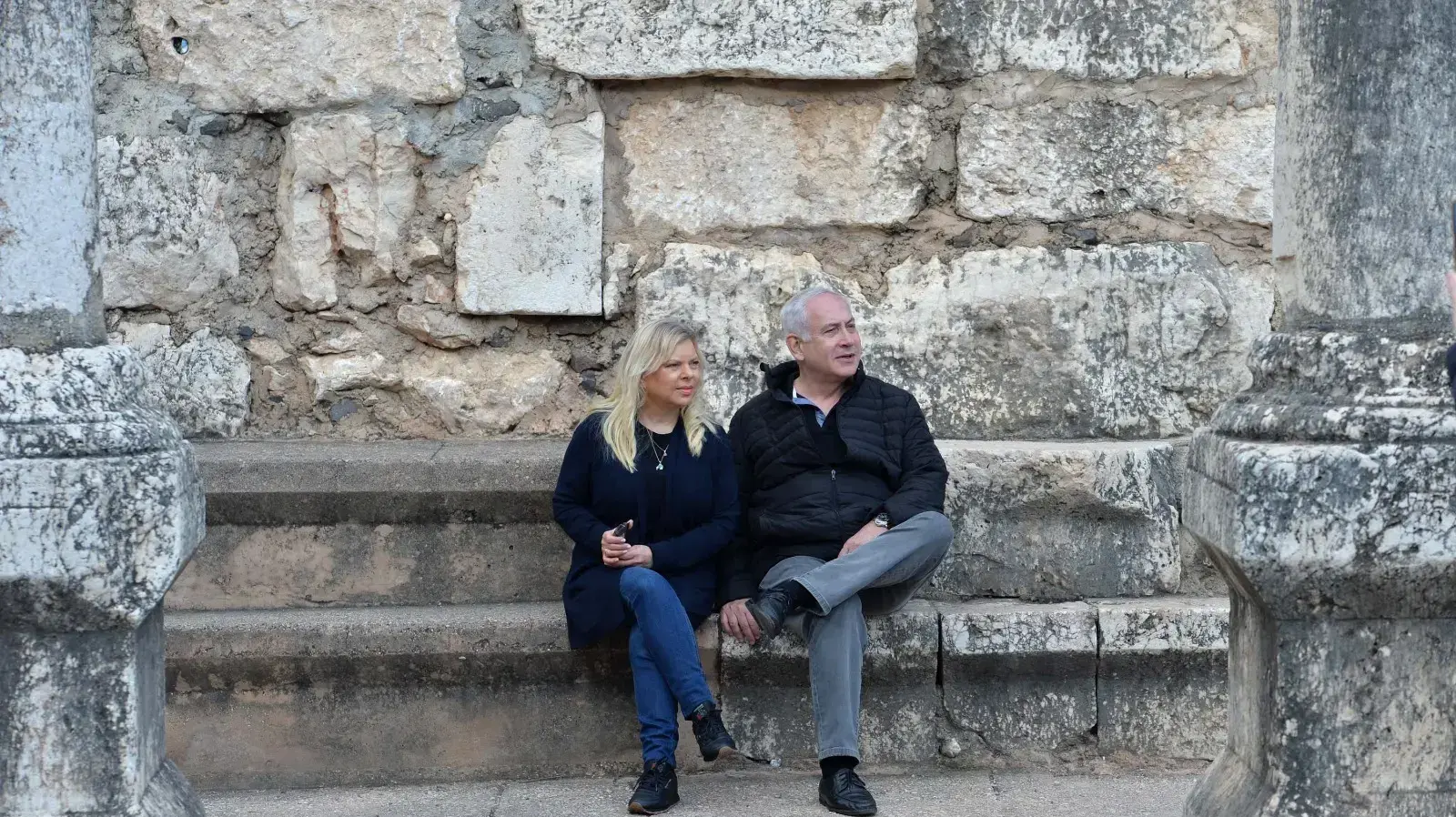 ראש הממשלה בנימין נתניהו, רעייתו שרה נתניהו והבנים יאיר ואבנר טיילו , במהלך חול המועד פסח, בצפון הארץ, 22 באפריל 2019
משפחת נתניהו ביקרה בבית הכנסת העתיק בכפר נחום ובהמשך סיירה בשמורת גמלא שברמת הגולן. ראש הממשלה בנימין נתניהו, רעייתו שרה נתניהו והבנים יאיר ואבנר טיילו , במהלך חול המועד פסח, בצפון הארץ, 22 באפריל 2019
משפחת נתניהו ביקרה בבית הכנסת העתיק בכפר נחום ובהמשך סיירה בשמורת גמלא שברמת הגולן.