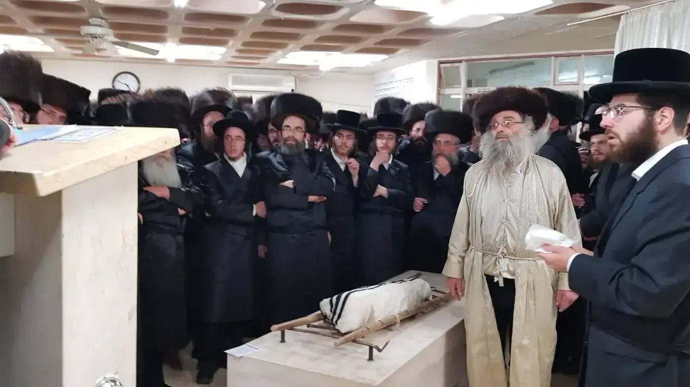 הלוויתו של ברוך אייזנברג בן השלוש שנתדרס למוות בביתר עילית - ההלוויה יצאה משמגר אל הר המנוחות בירושלים הלוויתו של ברוך אייזנברג בן השלוש שנתדרס למוות בביתר עילית - ההלוויה יצאה משמגר אל הר המנוחות בירושלים
