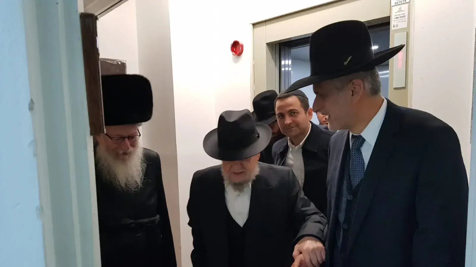הרב מאזוז ואלי ישי יחד עם סגן השר ליצמן מחוץ לחדרו של האדמו"ר, 22.04.2019 הרב מאזוז ואלי ישי יחד עם סגן השר ליצמן מחוץ לחדרו של האדמו"ר, 22.04.2019