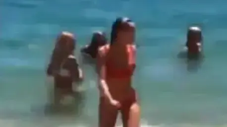 צילם בחורות בים - ונתפס ע"י אשתו