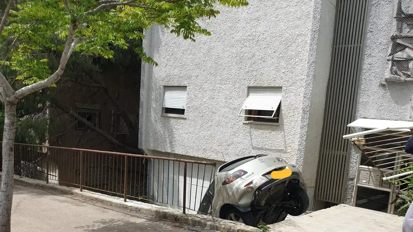 רכב שסטה ופגע במעקה בטיחות ברחוב ווטסון בחיפה - 25 לאפריל 2019 רכב שסטה ופגע במעקה בטיחות ברחוב ווטסון בחיפה - 25 לאפריל 2019