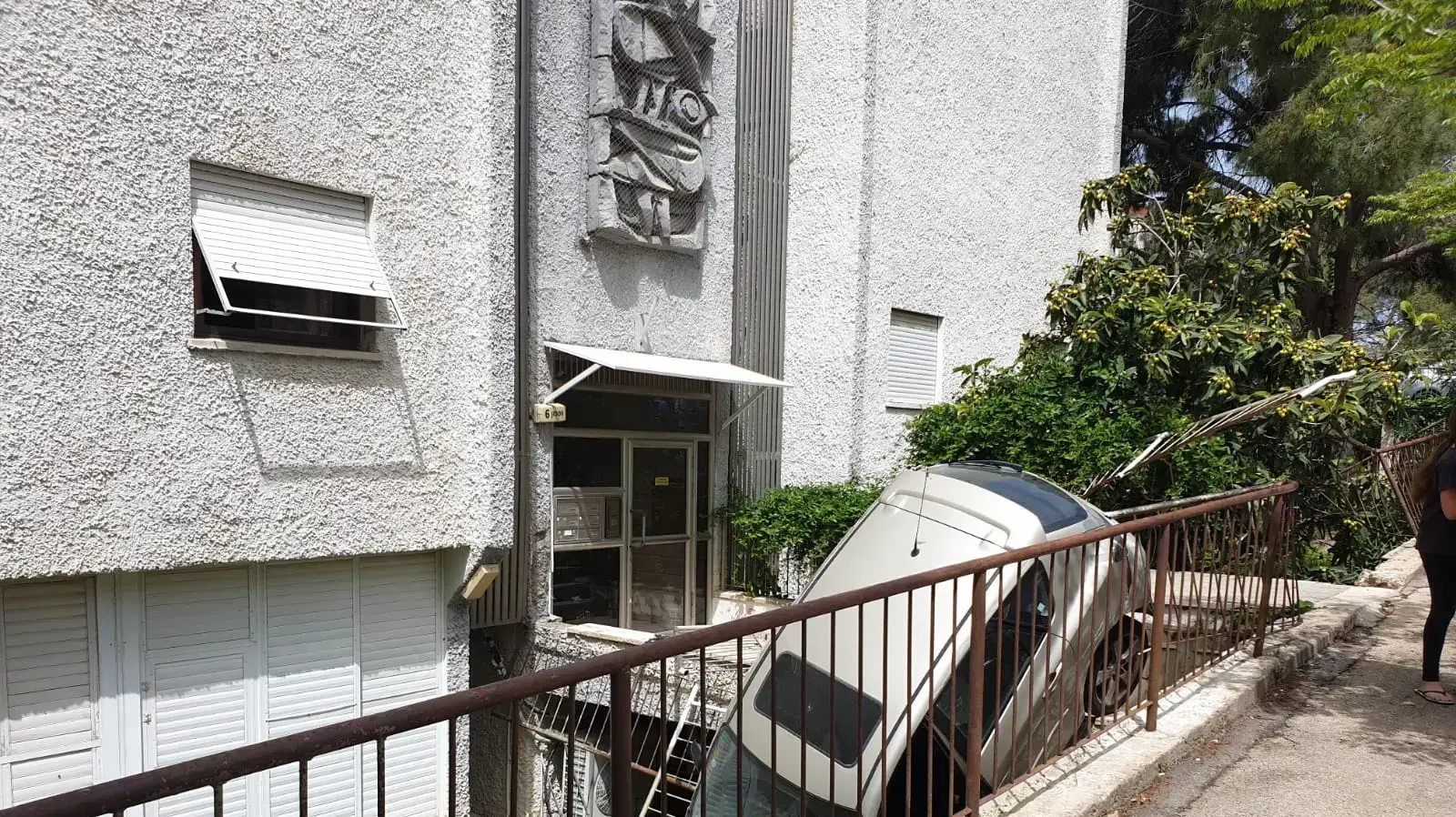 רכב שסטה ופגע במעקה בטיחות ברחוב ווטסון בחיפה - 25 לאפריל 2019 רכב שסטה ופגע במעקה בטיחות ברחוב ווטסון בחיפה - 25 לאפריל 2019