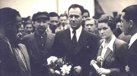 יעקב גנס (במרכז), ראש גטו וילנה, 1943 יעקב גנס (במרכז), ראש גטו וילנה, 1943