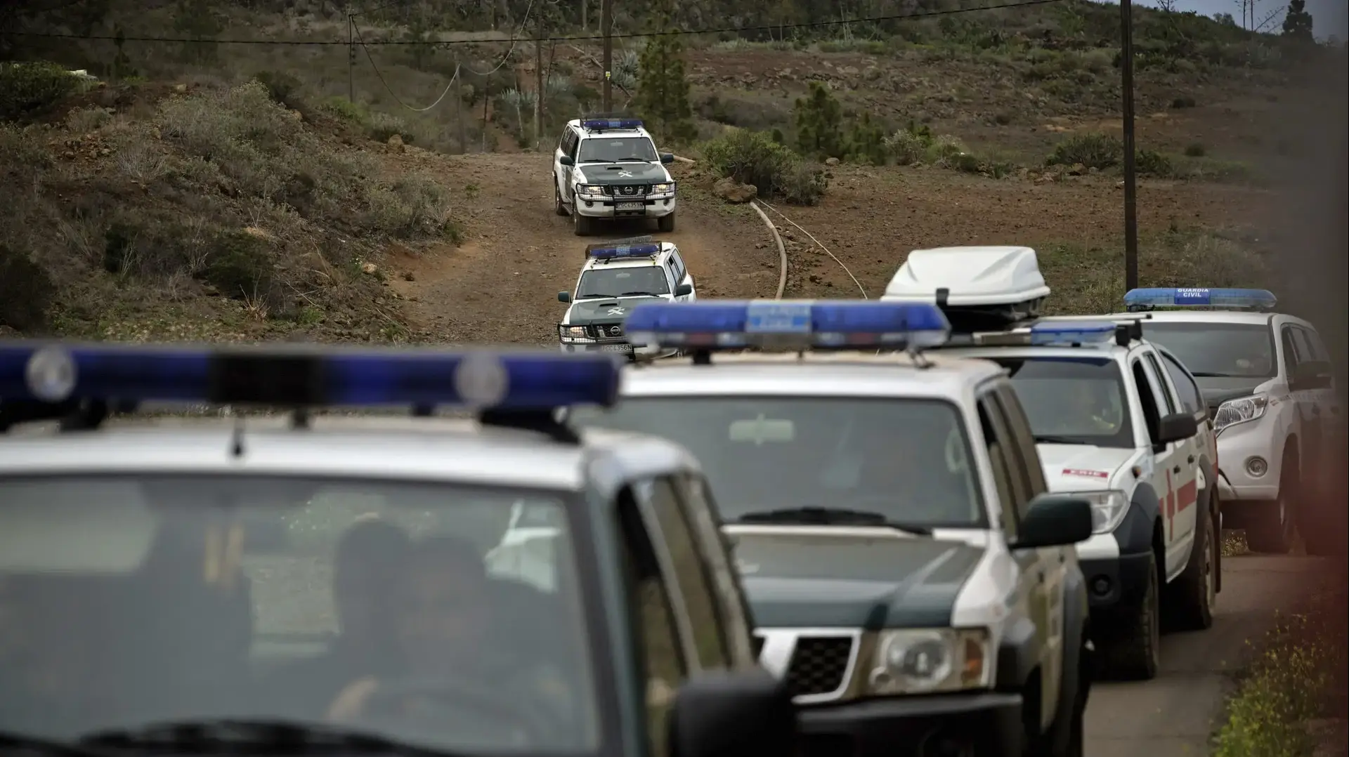 כוחות משטרה בסמוך למערה בעיר טנריף, ספרד, 24 באפריל 2019 כוחות משטרה בסמוך למערה בעיר טנריף, ספרד, 24 באפריל 2019