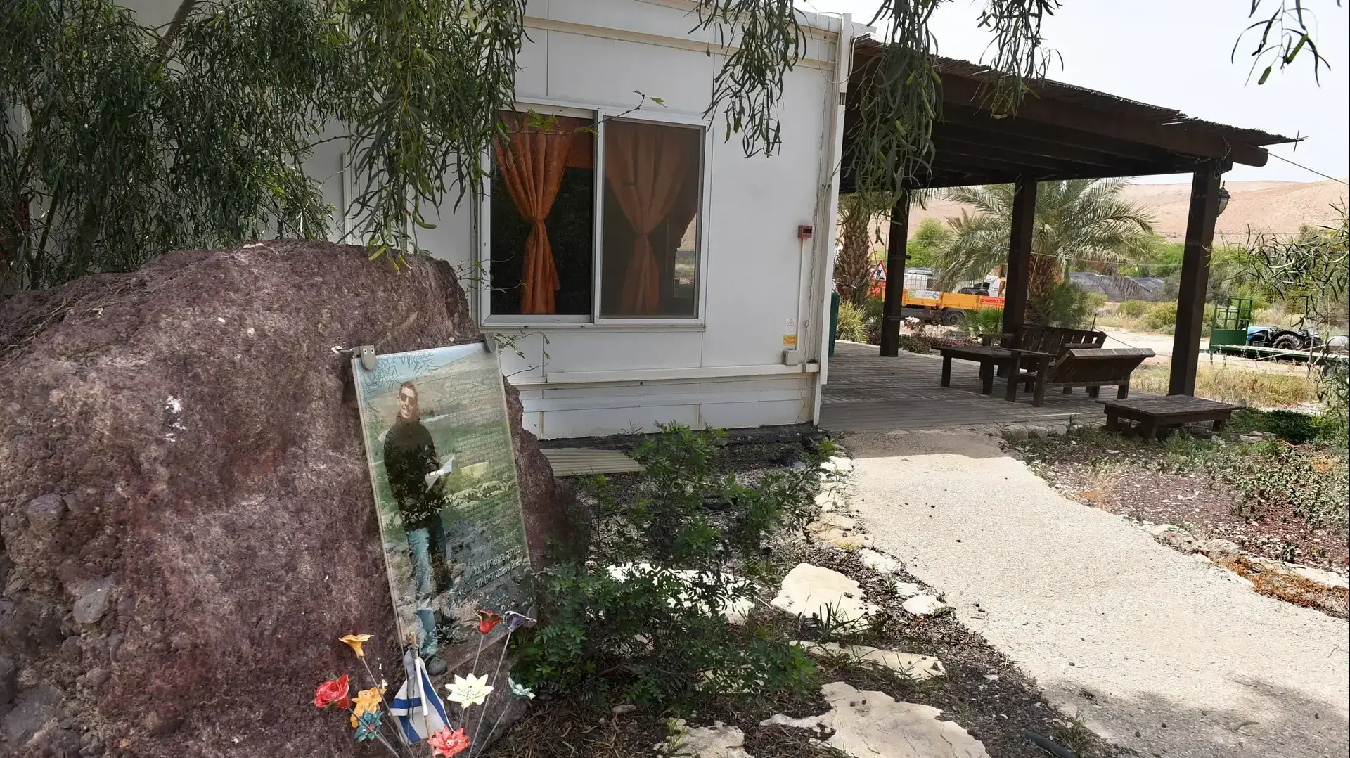 ליאורה,אמו של גיא חסון, חלל צה"ל בישוב נעמה ובית הקפה שלו בבקעת הירדן, 24 באפריל 2019
ליאורה,אמו של גיא חסון, חלל צה"ל בישוב נעמה ובית הקפה שלו בבקעת הירדן, 24 באפריל 2019