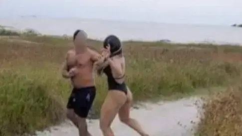 לוחמת MMA מכה מטרידן