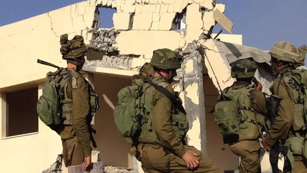 לוחמים על רקע המרפאה ההרוסה 2 צילום רון קובי2 לוחמים על רקע המרפאה ההרוסה 2 צילום רון קובי2