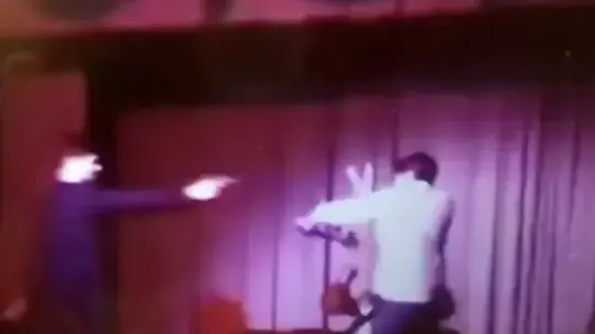 ירי באקדח בחזרה להצגה