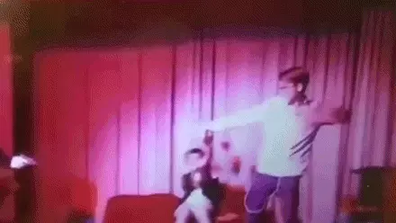 גיף ירי באקדח בחזרה להצגה גיף ירי באקדח בחזרה להצגה