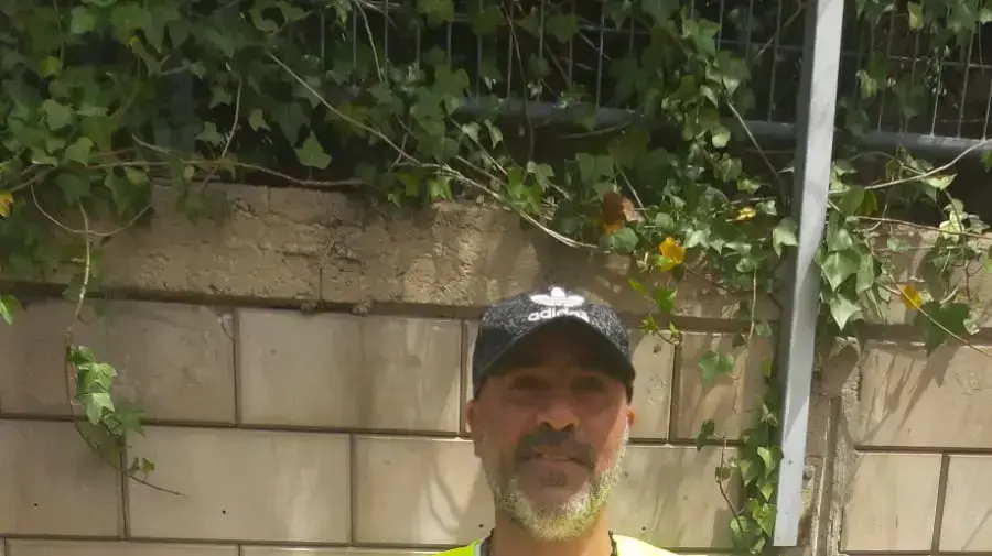 אליהו סולומון, עובד מפעל חרסה בבאר שבע בהפגנה נגד סגירתו, 30 באפריל 2019 אליהו סולומון, עובד מפעל חרסה בבאר שבע בהפגנה נגד סגירתו, 30 באפריל 2019
