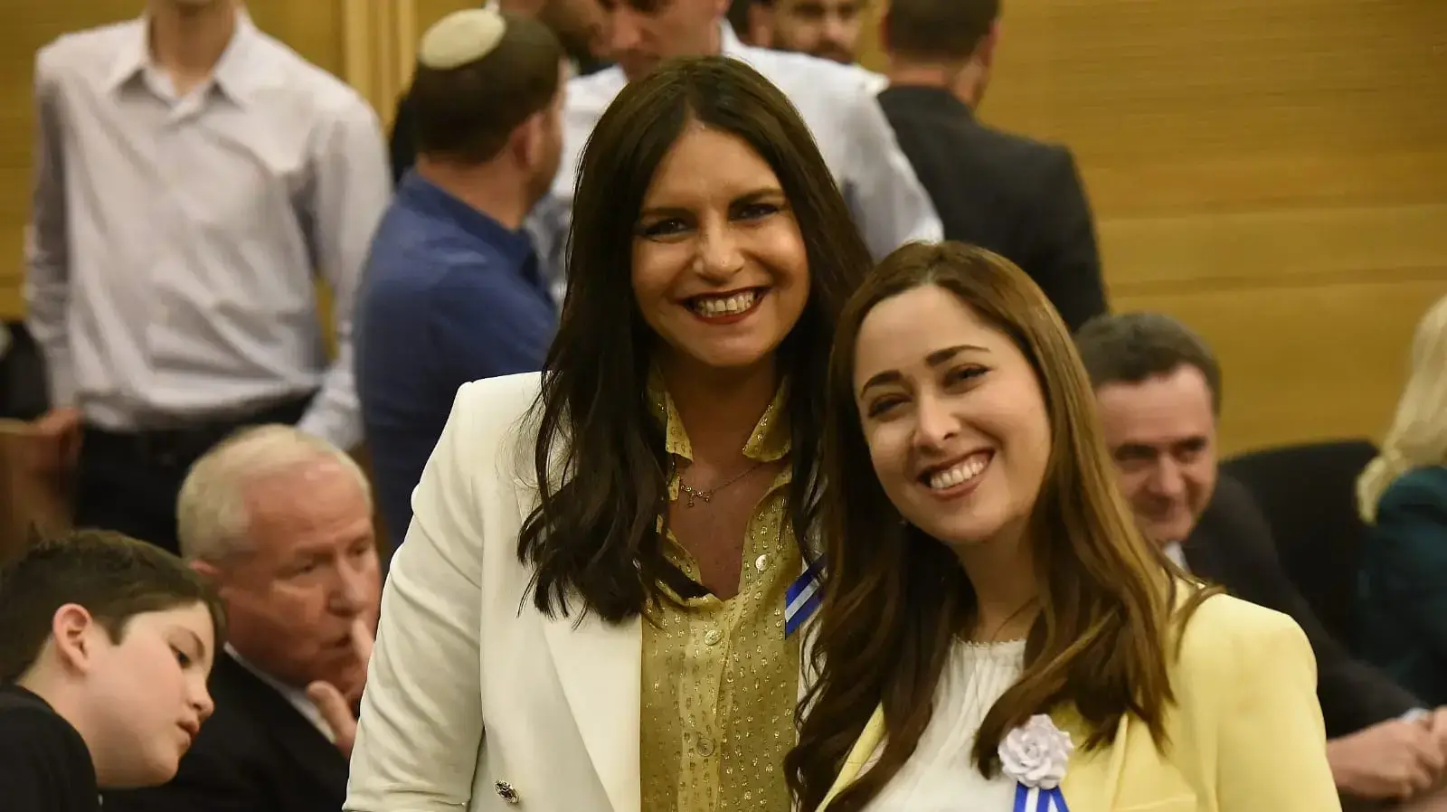 מאי גולן וקרן ברק בישיבת הסיעה הראשונה ביום השבעת הכנסת, 30 באפריל 2019 מאי גולן וקרן ברק בישיבת הסיעה הראשונה ביום השבעת הכנסת, 30 באפריל 2019