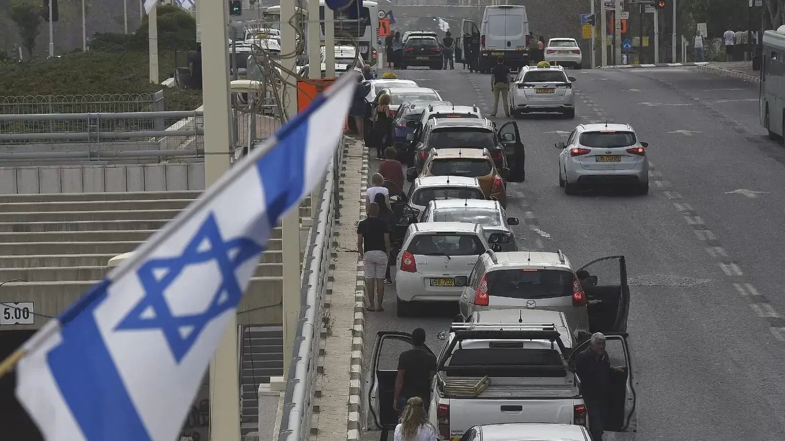 אנשים עומדים בצפירה אנשים עומדים בצפירה