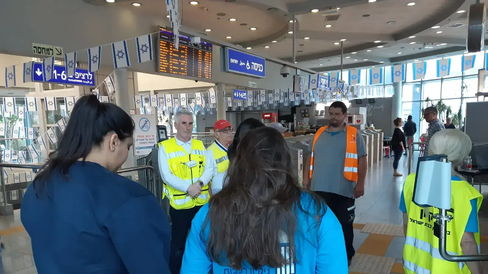 אנשים עומדים בצפירה אנשים עומדים בצפירה