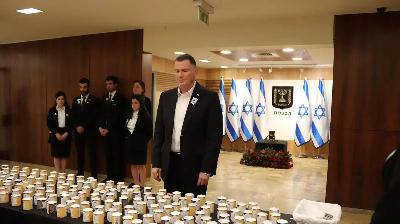 אנשים עומדים בצפירה בכנסת אנשים עומדים בצפירה בכנסת