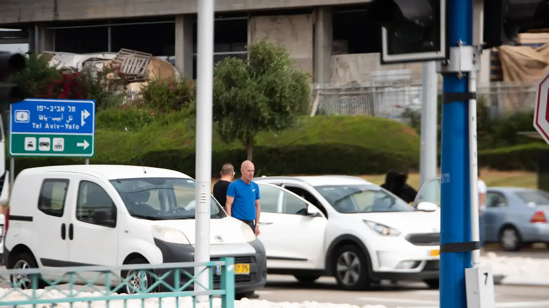 אנשים עומדים בצפירה ביבנה אנשים עומדים בצפירה ביבנה
