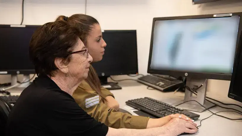 ניצולת השואה אידה בראונשטיין ונכדתה, סמל איה בראונשטיין, במהלך הפעלת הצפירה ביום הזיכרון לשואה והגבורה 2 במאי 2019 