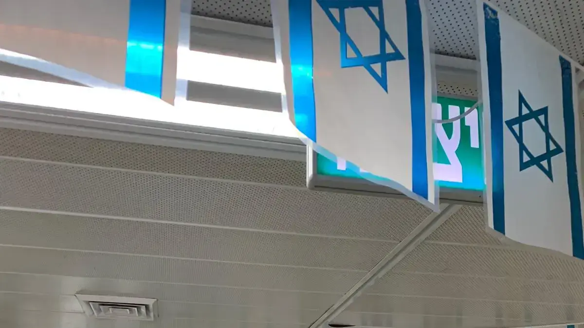 דגלי ישראל שנתלו בבית החולים כרמל בחיפה - 3 במאי 2019