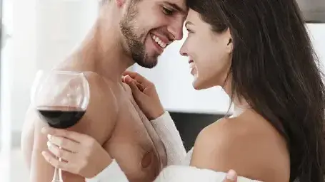 זוג מתחבק ושותה יין
