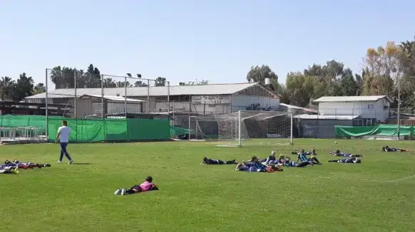 ילדים במשחק כדורגל ברחובות 4 במאי 2019 ילדים במשחק כדורגל ברחובות 4 במאי 2019
