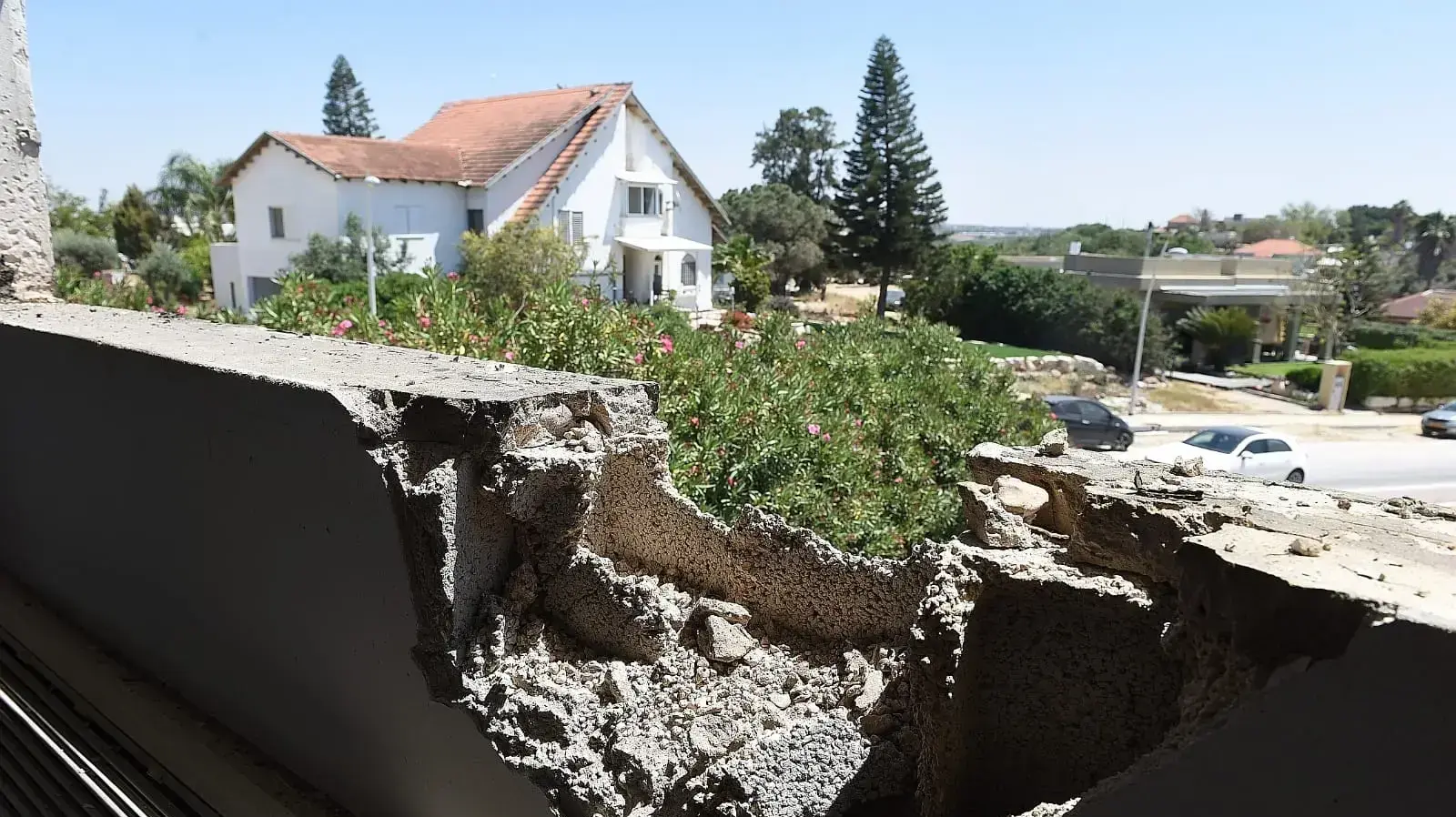 נזקי פגיעת הרקטה בבית בחוף אשקלון 5 במאי 2019 נזקי פגיעת הרקטה בבית בחוף אשקלון 5 במאי 2019