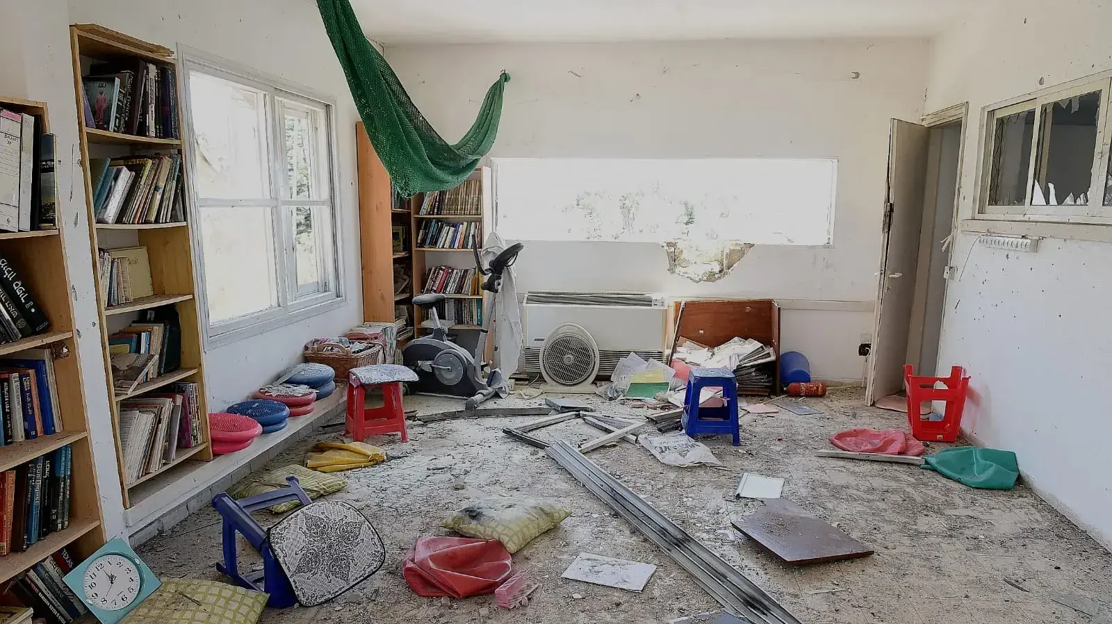 נזקי פגיעת הרקטה בבית בחוף אשקלון 5 במאי 2019 נזקי פגיעת הרקטה בבית בחוף אשקלון 5 במאי 2019