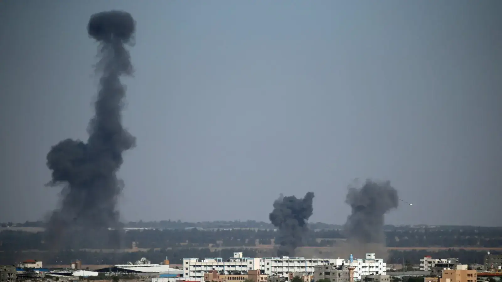 עשן מיתמר מרצועת עזה אחרי תקיפות של ישראל, 4 במאי 2019 עשן מיתמר מרצועת עזה אחרי תקיפות של ישראל, 4 במאי 2019
