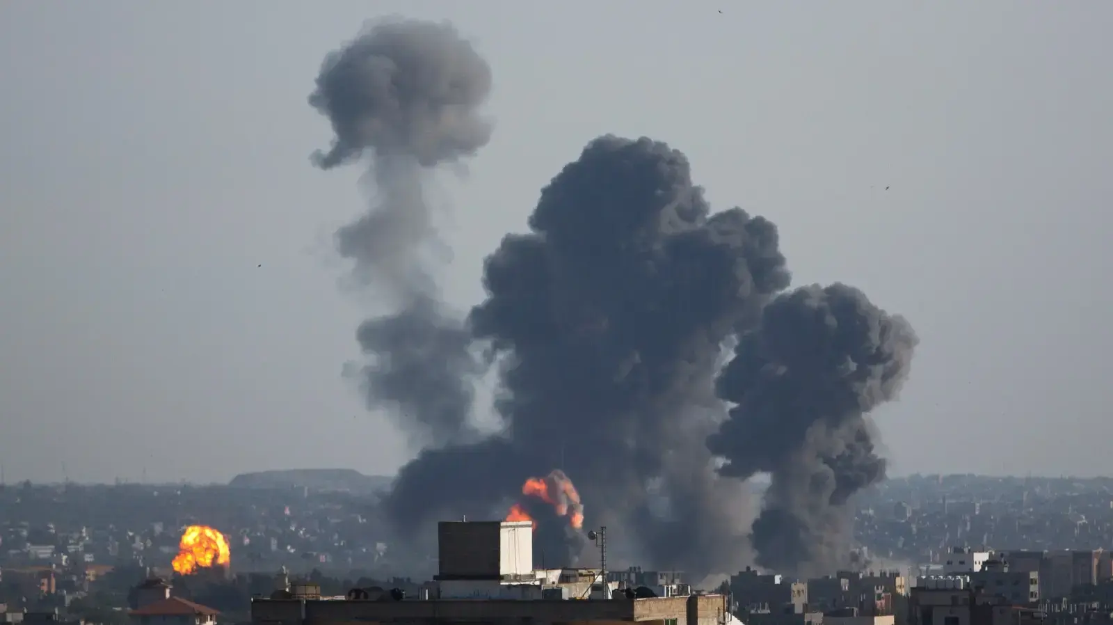 עשן מיתמר מרצועת עזה אחרי תקיפות של ישראל, 4 במאי 2019 עשן מיתמר מרצועת עזה אחרי תקיפות של ישראל, 4 במאי 2019