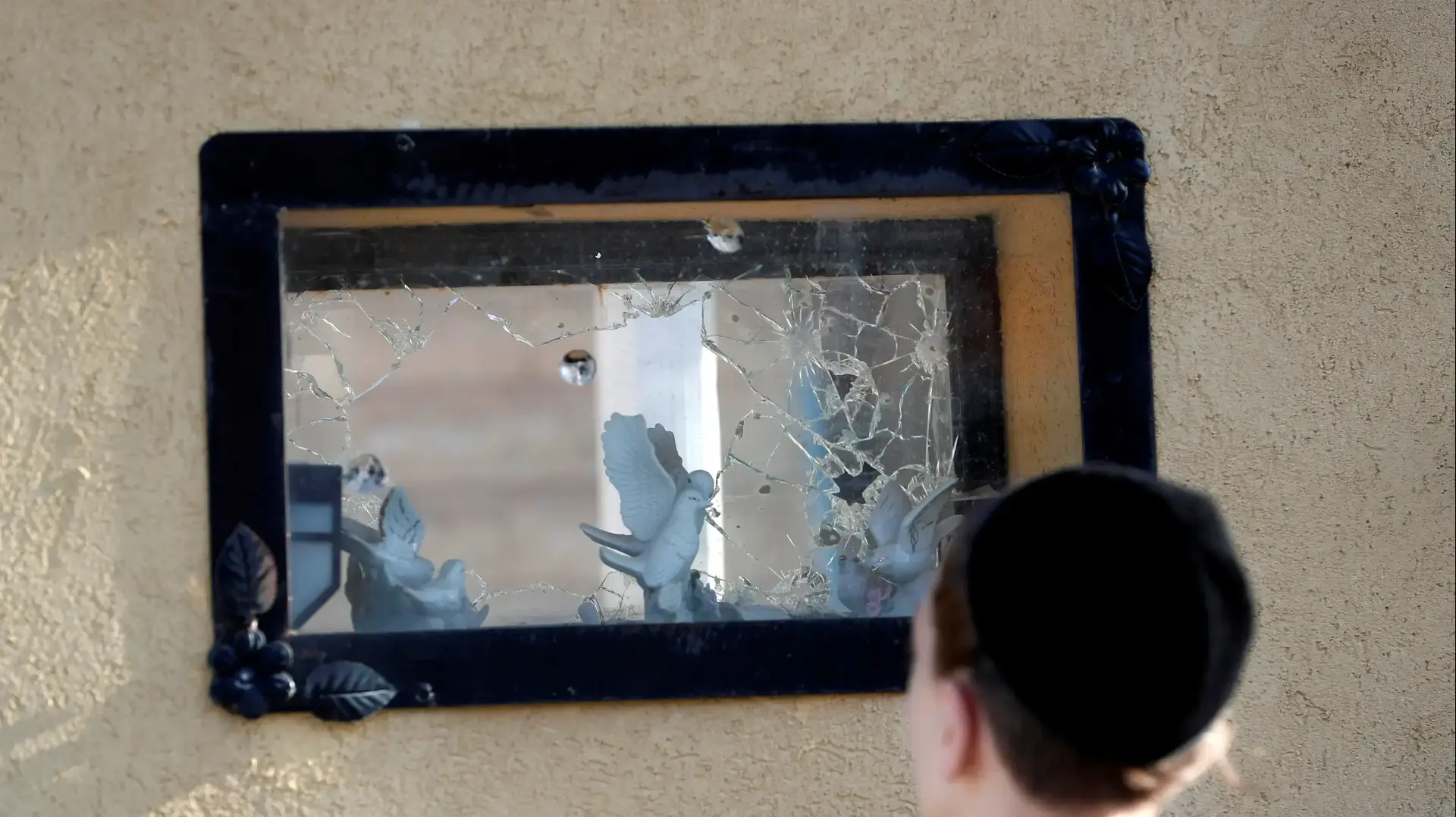 ילד צופה בנזקי רקטה שפגעה בקריית גת, 4 במאי 2019 ילד צופה בנזקי רקטה שפגעה בקריית גת, 4 במאי 2019