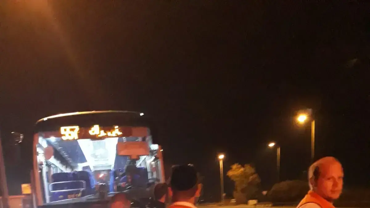 אוטובוס שנפגע מרסיסי רקטה בכביש 40 אוטובוס שנפגע מרסיסי רקטה בכביש 40