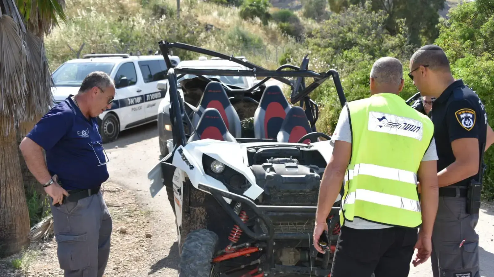 בוחני תנועה ושוטרים של המחוז הצפוני בזירת התאונה (צילום: משטרת ישראל) בוחני תנועה ושוטרים של המחוז הצפוני בזירת התאונה (צילום: משטרת ישראל)