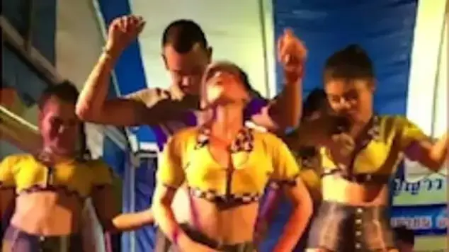 אישה תפסה את בעלה עם חשפניות