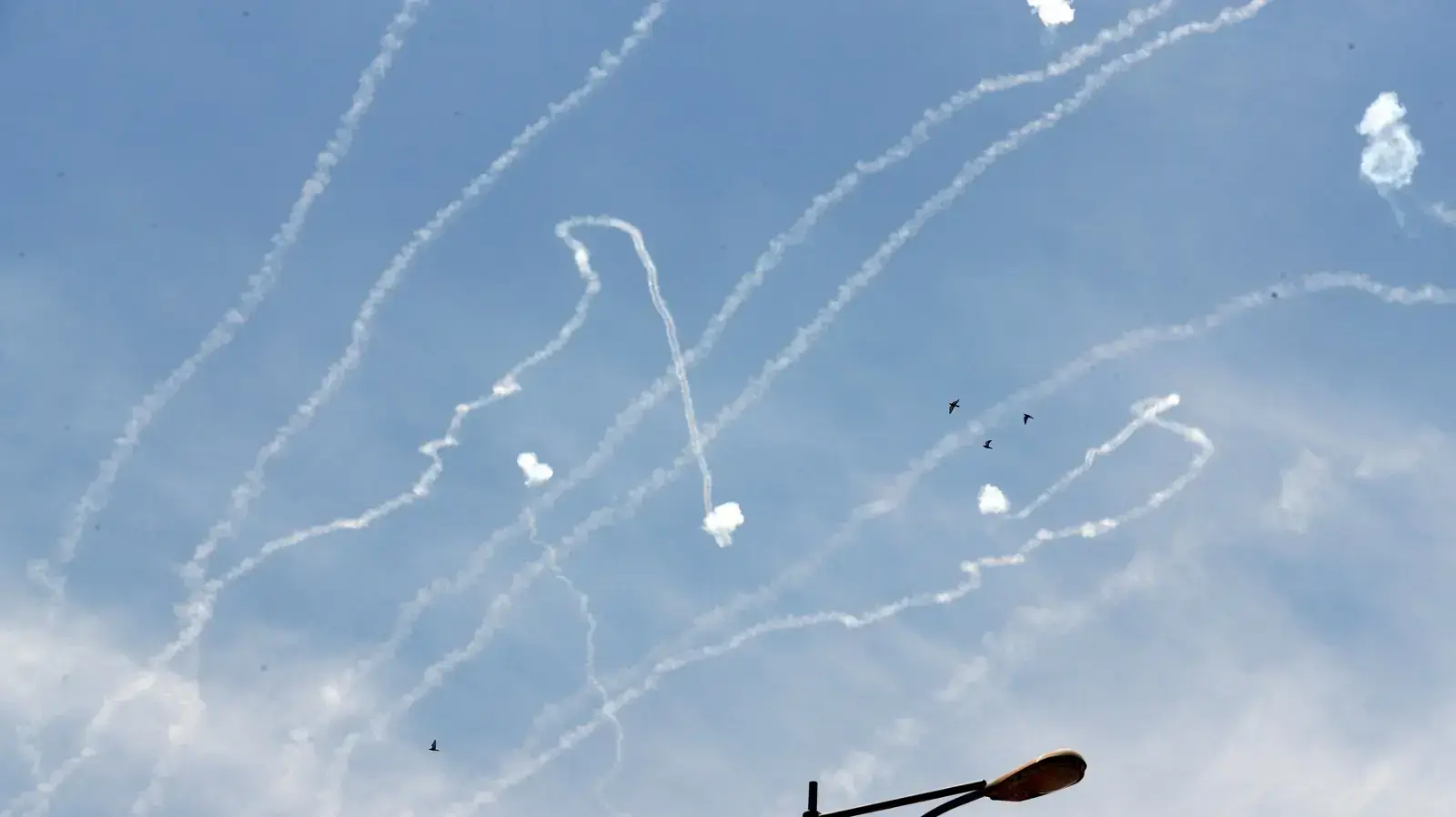טילים מיירטים של מערכת כיפת ברזל ששוגרו ליירוט רקטה מרצועת עזה בשמי אשקלון, 5 במאי 2019 טילים מיירטים של מערכת כיפת ברזל ששוגרו ליירוט רקטה מרצועת עזה בשמי אשקלון, 5 במאי 2019