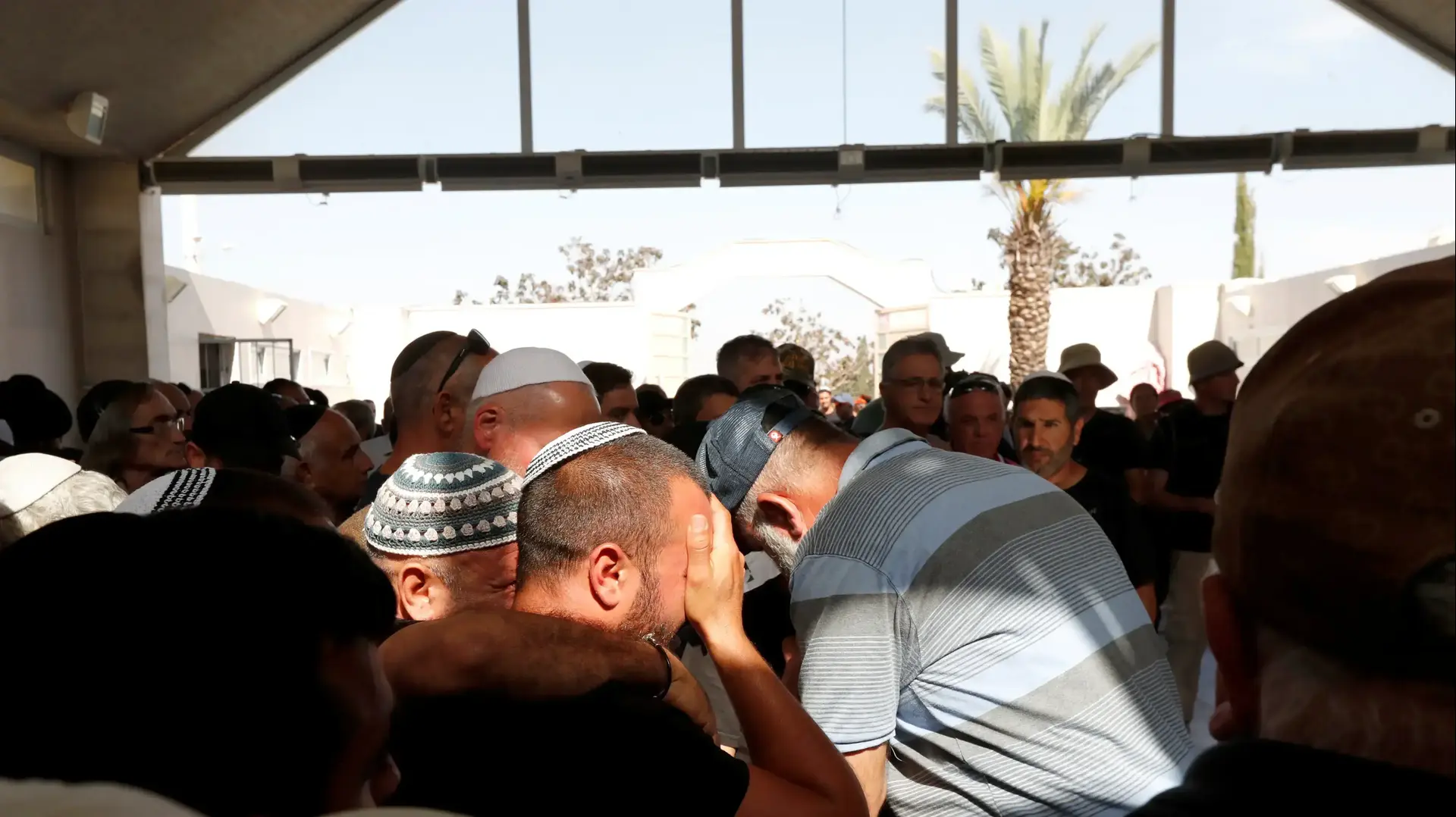 הלווית משה אגדי שנהרג מפגיעת רקטה בביתו באשקלון, 5 במאי 2019 הלווית משה אגדי שנהרג מפגיעת רקטה בביתו באשקלון, 5 במאי 2019