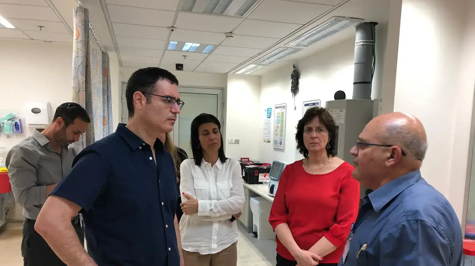 מנכ"ל משרד הבריאות מר משה בר סימן טוב, יחד עם ראש חטיבת בתי החולים הממשלתי ד״ר אורלי ויינשטיין וראש חטיבת רפואה ד״ר ורד עזרא הגיעו למרכז הרפואי ברזילי לעקוב אחר פעילות בית החולים . שם נפגשו עם מנהל בית החולים פרופ' חזי לוי וצוותו. מנכ"ל משרד הבריאות מר משה בר סימן טוב, יחד עם ראש חטיבת בתי החולים הממשלתי ד״ר אורלי ויינשטיין וראש חטיבת רפואה ד״ר ורד עזרא הגיעו למרכז הרפואי ברזילי לעקוב אחר פעילות בית החולים . שם נפגשו עם מנהל בית החולים פרופ' חזי לוי וצוותו.