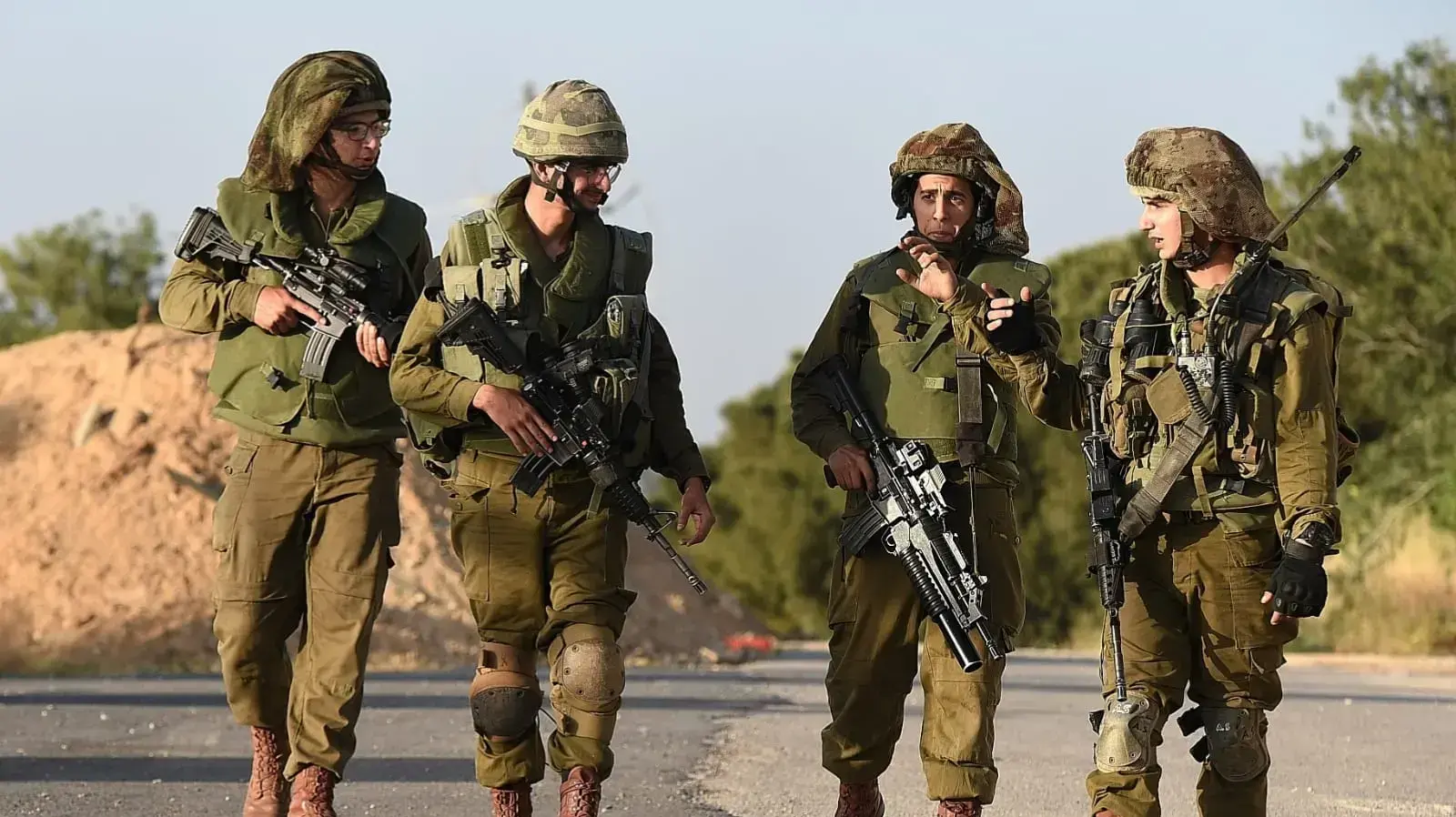 חיילי כפיר בשמירה באחד מיישובי עוטף עזה, 5 במאי 2019 חיילי כפיר בשמירה באחד מיישובי עוטף עזה, 5 במאי 2019