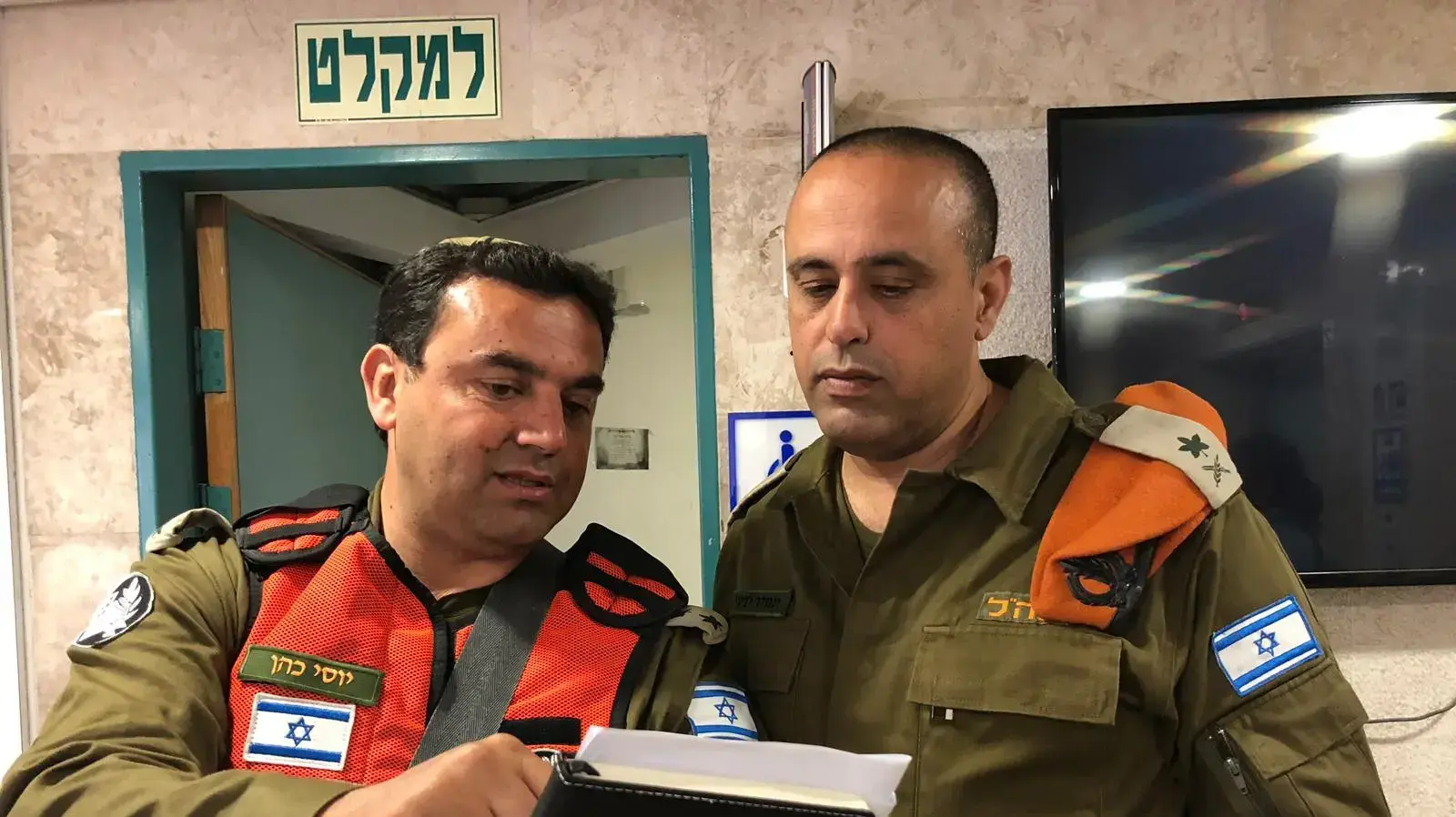 מפקד פיקוד העורף, האלוף תמיר ידעי ומפקד מחוז דרום, אלוף-משנה יוסי כהן נפגשו בעיריית אשדוד עם ראש עיר אשדוד, מר יחיאל לסרי.
. מפקד פיקוד העורף, האלוף תמיר ידעי ומפקד מחוז דרום, אלוף-משנה יוסי כהן נפגשו בעיריית אשדוד עם ראש עיר אשדוד, מר יחיאל לסרי.
.