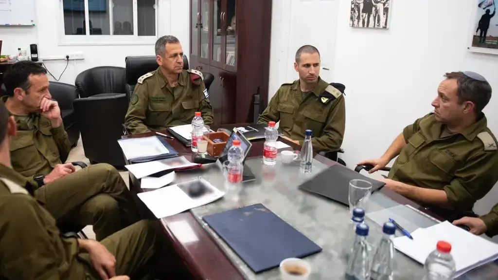 הרמטכ"ל אביב כוכבי בהערכת מצב באוגדת עזה עם מפקד פיקוד דרום אלוף הרצי הלוי ומפקד אוגדת עזה אליעזר טולדנו ב-5 במאי 2019
הרמטכ"ל אביב כוכבי בהערכת מצב באוגדת עזה עם מפקד פיקוד דרום אלוף הרצי הלוי ומפקד אוגדת עזה אליעזר טולדנו ב-5 במאי 2019