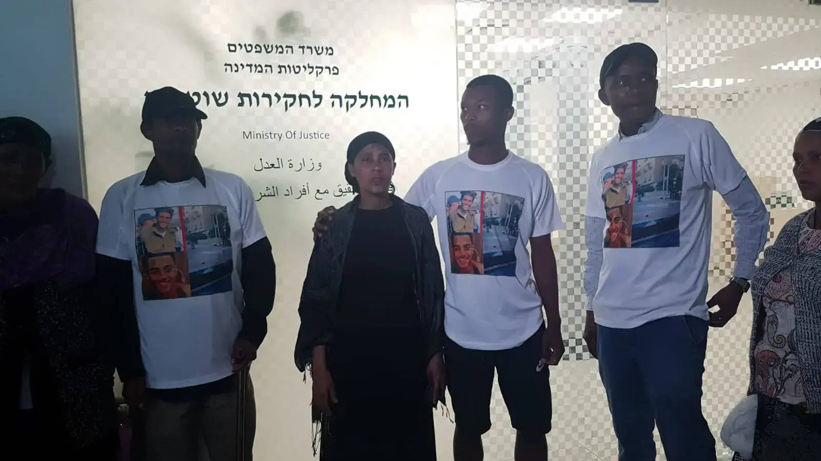 משפחתו של ביאדגה מחוץ למשרדי מח"ש 7 במאי 2019 משפחתו של ביאדגה מחוץ למשרדי מח"ש 7 במאי 2019