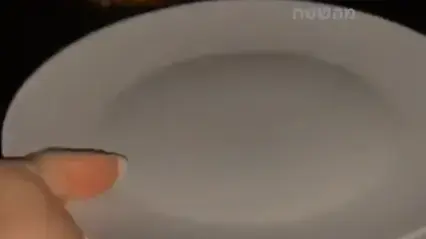 אישה תיעדה את עצמה משליכה צלחות ממרפסת בתל אביב אישה תיעדה את עצמה משליכה צלחות ממרפסת בתל אביב