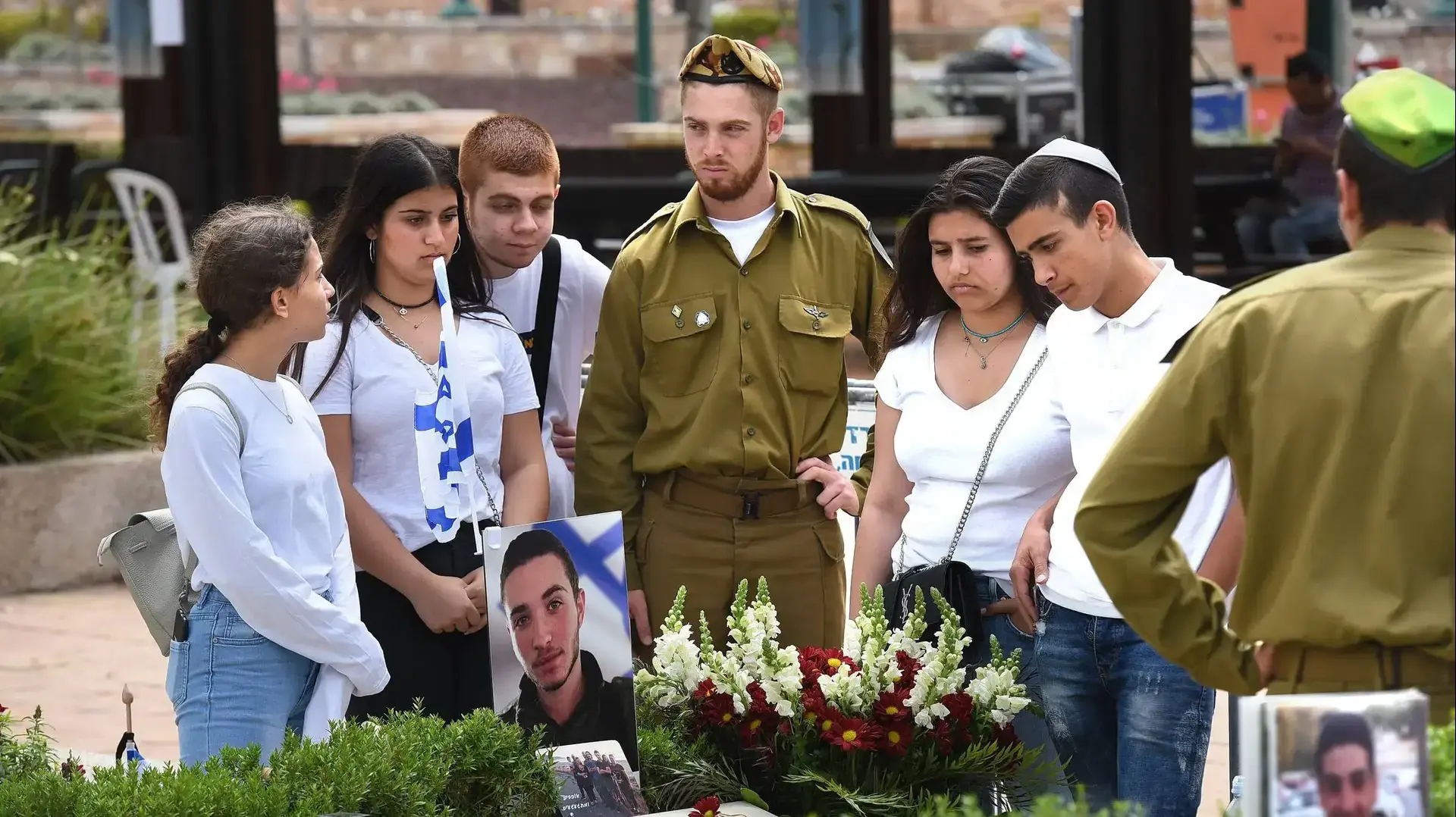 -לקראת יום הזכרון לחללי צה"ל, הכנות בבית עלמין
בקרית שאול ובנחלת יצחק, 7 במאי 2019 -לקראת יום הזכרון לחללי צה"ל, הכנות בבית עלמין
בקרית שאול ובנחלת יצחק, 7 במאי 2019