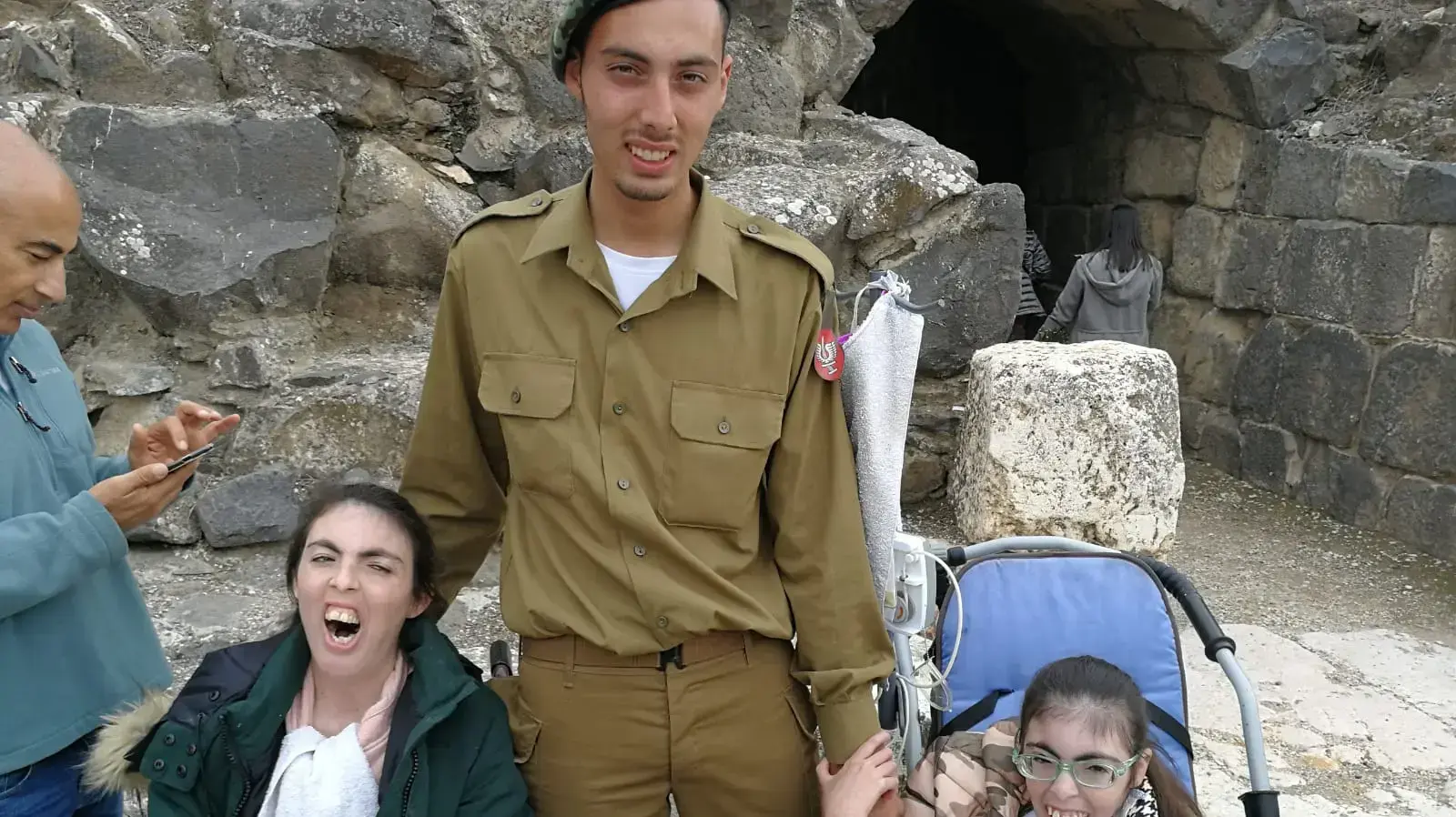 משפחתו של חלל צה"ל יובל מור יוסף:
מורג בת 25 צד ימין
ליבת צד שמאל
מיתר משפחתו של חלל צה"ל יובל מור יוסף:
מורג בת 25 צד ימין
ליבת צד שמאל
מיתר