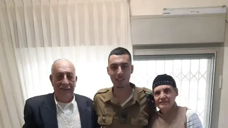משפחתו של חלל צה"ל יובל מור יוסף:
מורג בת 25 צד ימין
ליבת צד שמאל
מיתר משפחתו של חלל צה"ל יובל מור יוסף:
מורג בת 25 צד ימין
ליבת צד שמאל
מיתר