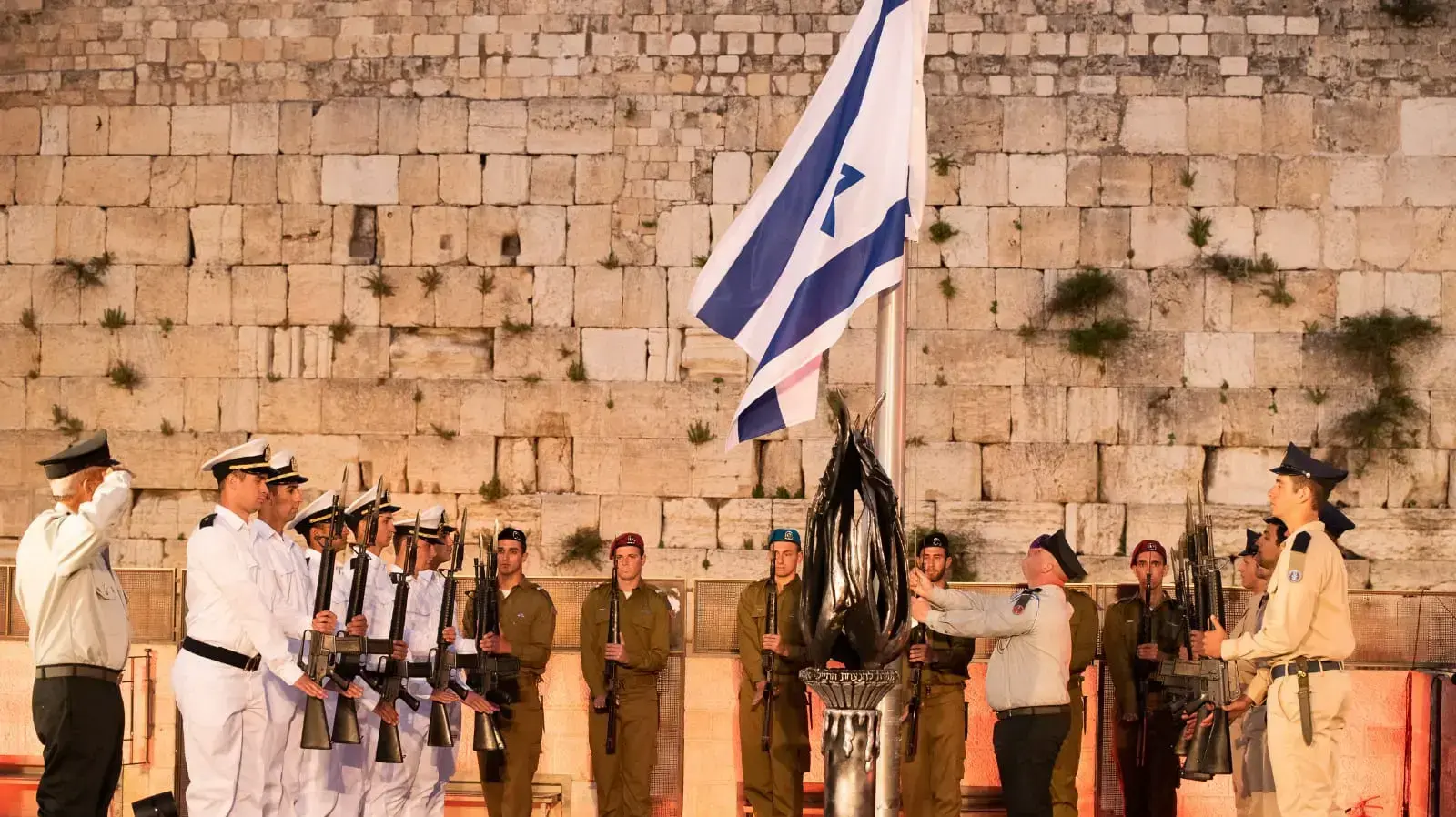 טקס יום הזיכרון לחללי מערכות ישראל - הדלקת נר הזיכרון, במעמד :ריבלין, נתניהו, אדלשטיין, חיות, כוכבי, ומוטי כהן, הכותל המערבי,7 במאי 2019 טקס יום הזיכרון לחללי מערכות ישראל - הדלקת נר הזיכרון, במעמד :ריבלין, נתניהו, אדלשטיין, חיות, כוכבי, ומוטי כהן, הכותל המערבי,7 במאי 2019
