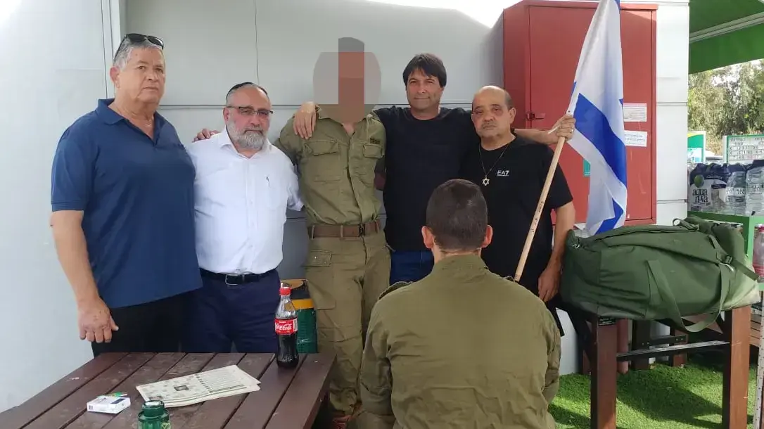צ'ריל אזריה וכרמי בוזגלו הגיעו לחזק את חיילי נצח יהודה שסיימו לרצות את עונשם 8 במאי 2019 צ'ריל אזריה וכרמי בוזגלו הגיעו לחזק את חיילי נצח יהודה שסיימו לרצות את עונשם 8 במאי 2019
