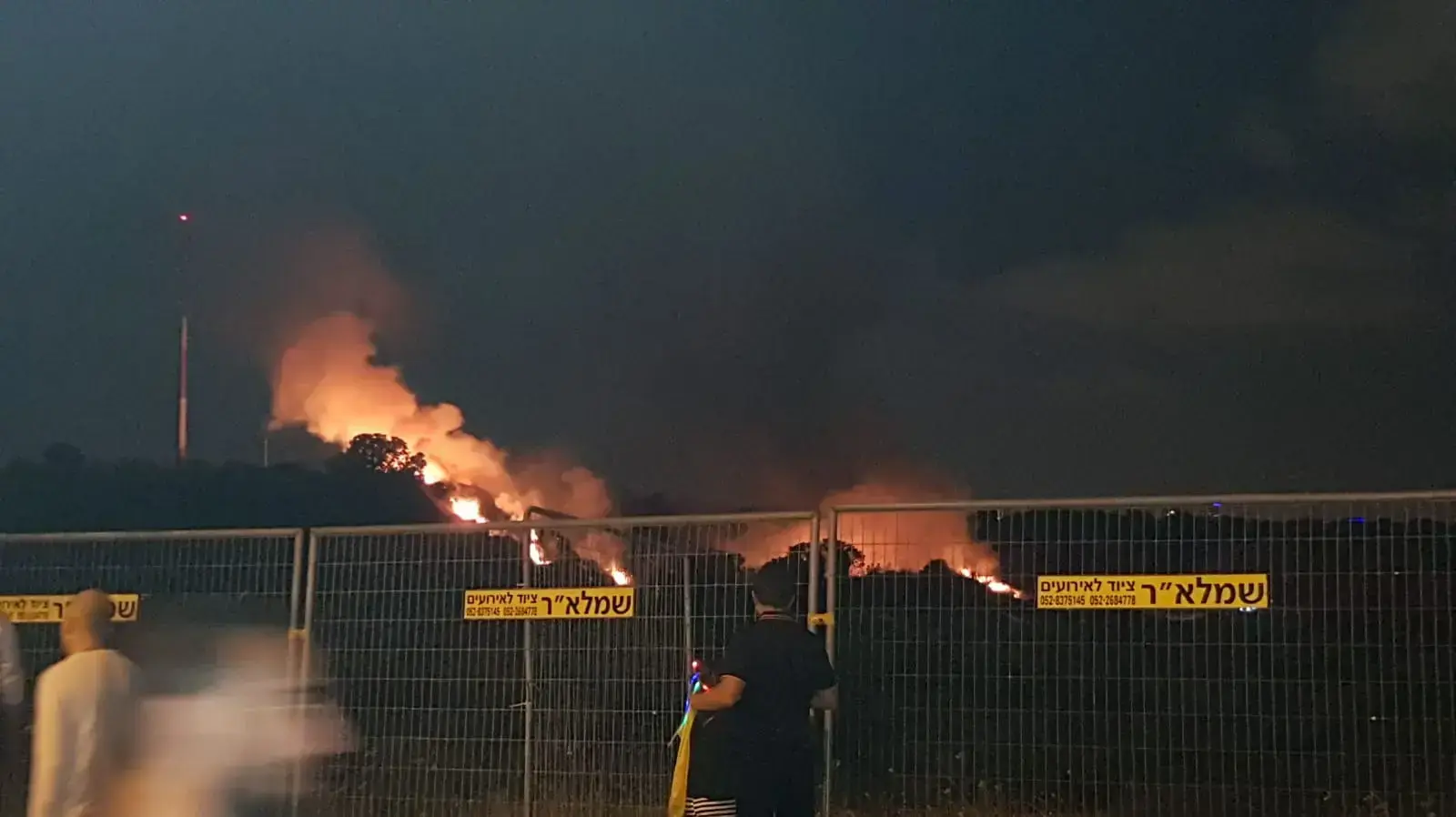 שריפה בחולון, כנראה בגלל זיקוקי יום העצמאות שריפה בחולון, כנראה בגלל זיקוקי יום העצמאות