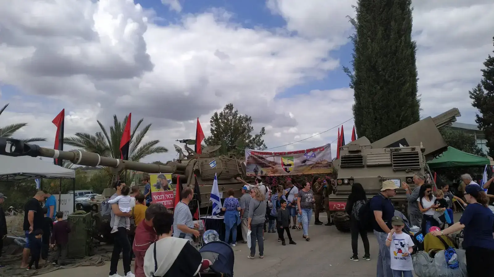 אלפי מטיילים גודשים את חניון הטנקים ומוזיאון השריון בלטרון
אלפי מטיילים גודשים את חניון הטנקים ומוזיאון השריון בלטרון