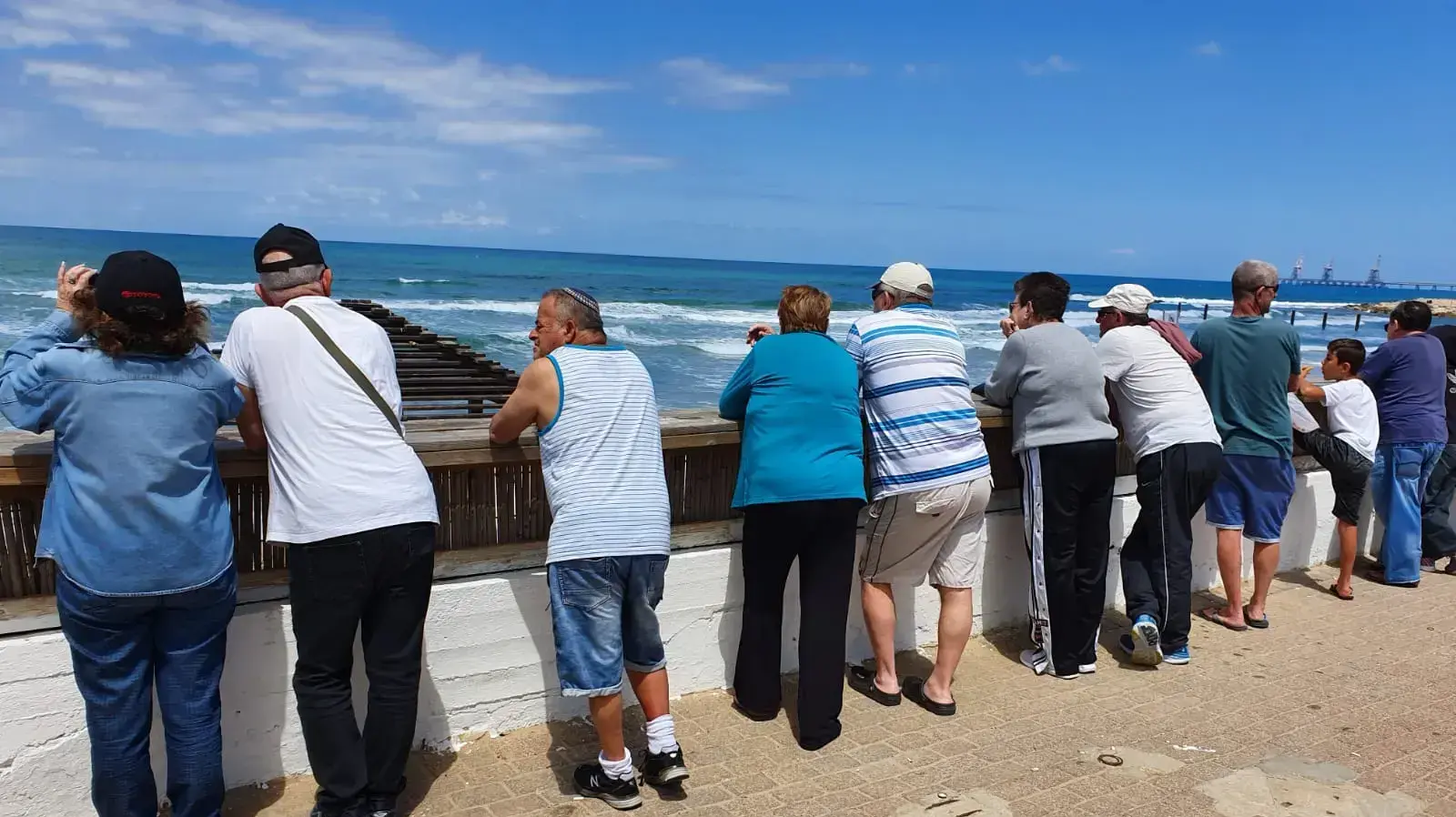 ממתינים למטס בחוף גבעת אולגה, חדרה 9 במאי 2019 ממתינים למטס בחוף גבעת אולגה, חדרה 9 במאי 2019