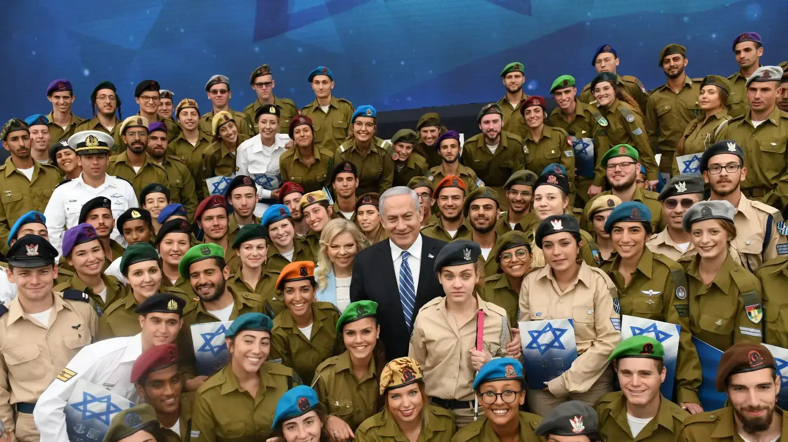 ראש הממשלה בנימין נתניהו ורעייתו הגב' שרה נתניהו בטקס חיילים מצטיינים, "כל ישראל מירושלים", בבית הנשיא, 9 במאי 2019
ראש הממשלה בנימין נתניהו ורעייתו הגב' שרה נתניהו בטקס חיילים מצטיינים, "כל ישראל מירושלים", בבית הנשיא, 9 במאי 2019