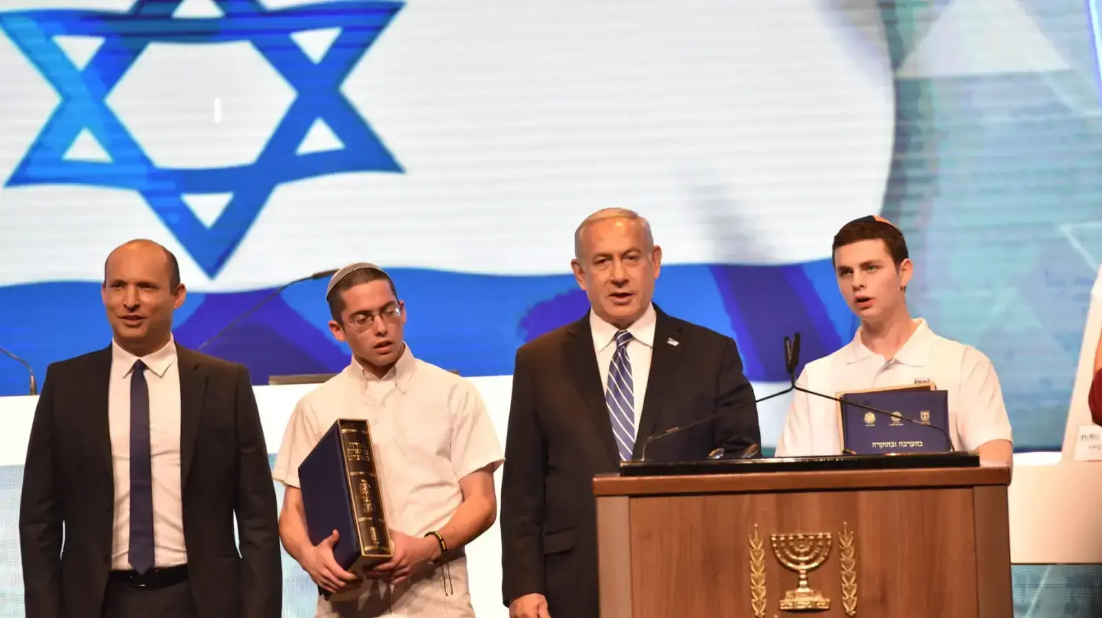 ראש הממשלה בנימין נתניהו ושר החינוך נפתלי בנט עם חתן חידון התנ"ך יונתן ויסמן, 9 במאי 2019 ראש הממשלה בנימין נתניהו ושר החינוך נפתלי בנט עם חתן חידון התנ"ך יונתן ויסמן, 9 במאי 2019