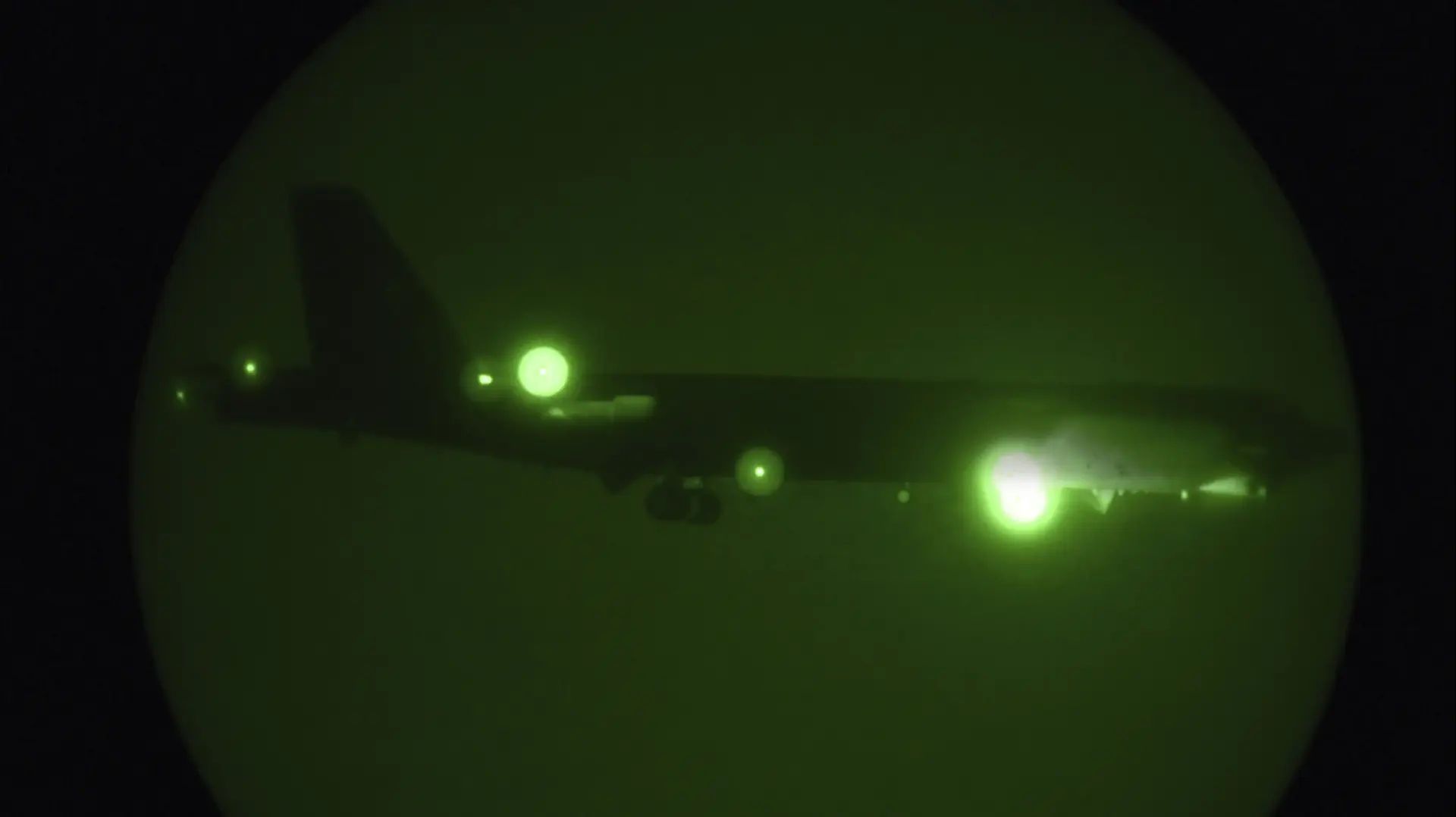 מפציץ B-52 של חיל האוויר של ארה"ב נוחת בבסיס בקטאר, 9 במאי 2019 מפציץ B-52 של חיל האוויר של ארה"ב נוחת בבסיס בקטאר, 9 במאי 2019